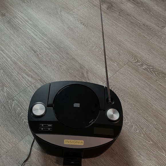 EUC “Insignia” CD BoomBox With FM Radio & Dock4 iPhone; User & Quick Setup Guide - Picture 9 of 17